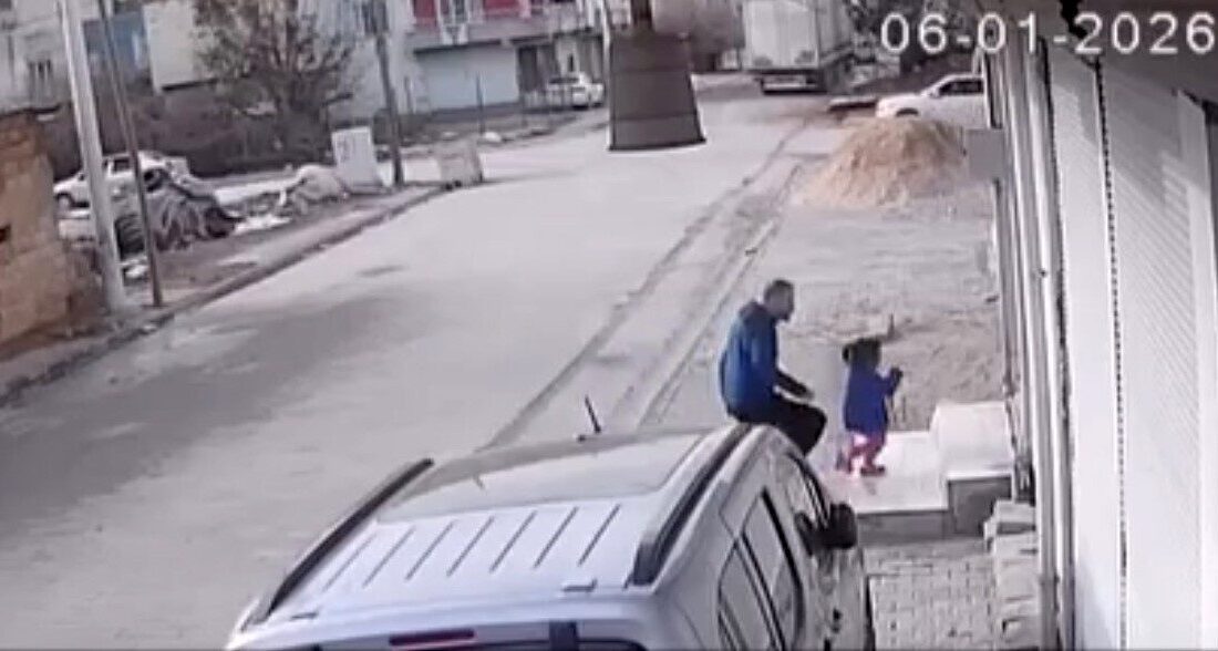 Mardin’in Kızıltepe ilçesinde sokak ortasında bebekli anne ile küçük bir