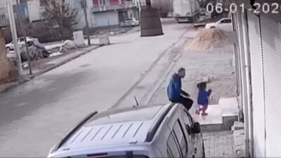 Mardin’in Kızıltepe ilçesinde sokak ortasında bebekli anne ile küçük bir