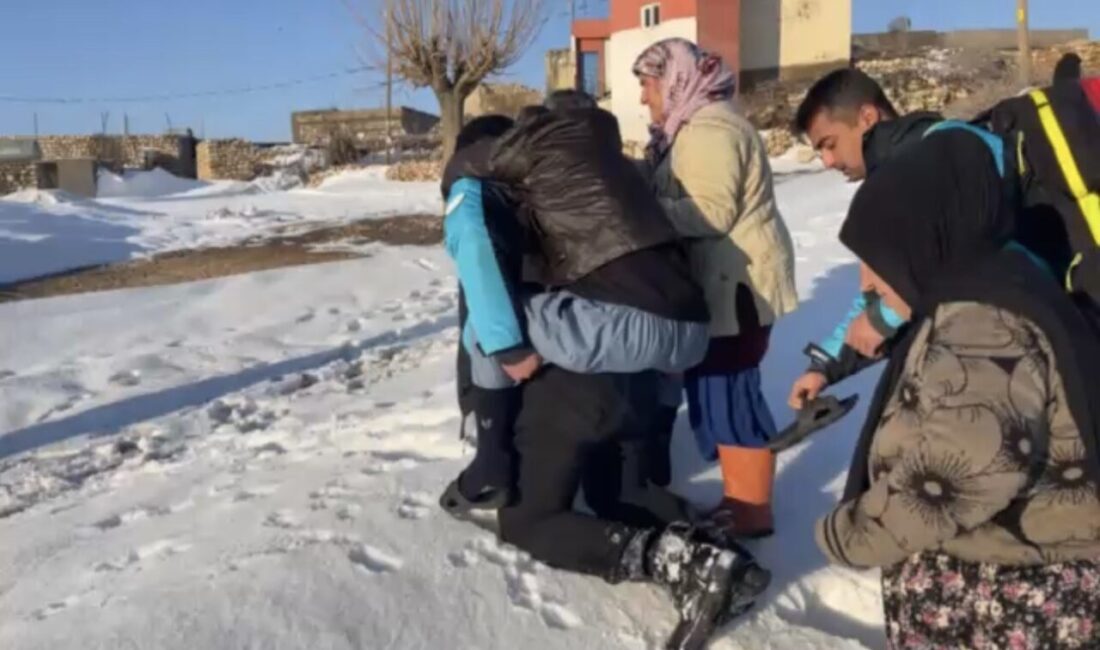 Mardin’in Midyat ilçesinde kar nedeniyle yolu kapanan mahalledeki hastaya ulaşan