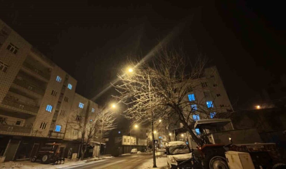 Mardin’in Mazıdağı ilçesinde akşam saatlerinde başlayan kar yağışı etkisini sürdürüyor.