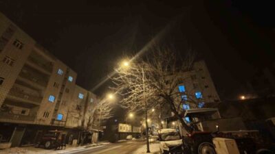 Mardin’in Mazıdağı ilçesinde akşam saatlerinde başlayan kar yağışı etkisini sürdürüyor.