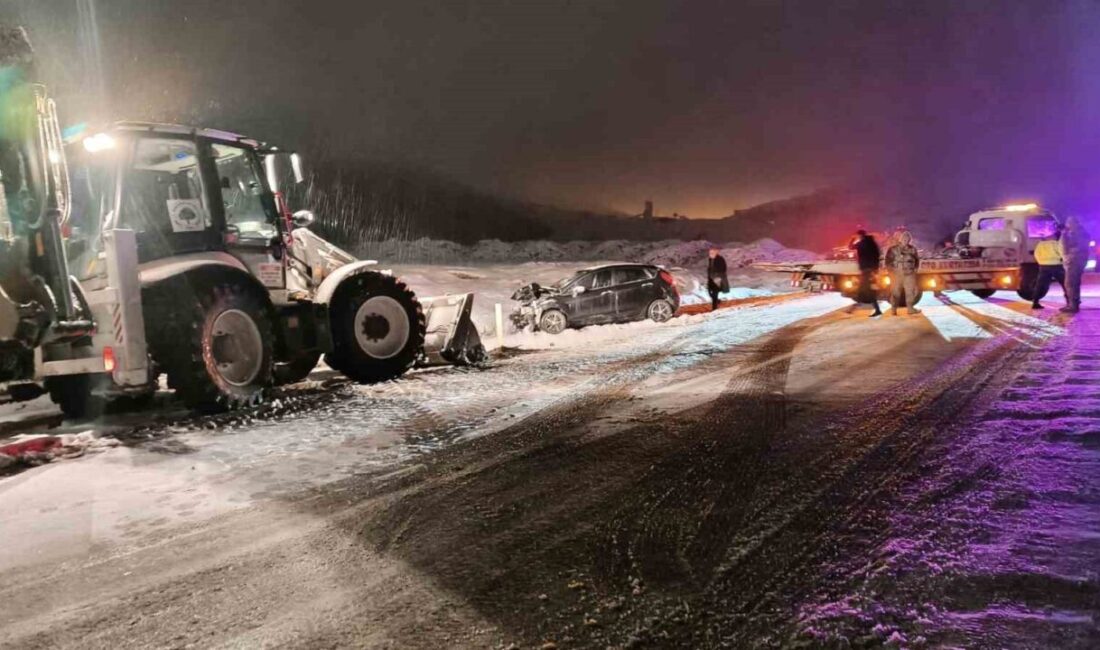Mardin’in Mazıdağı ilçesinde etkili olan kar yağışı nedeniyle kayganlaşan yolda