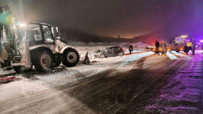Mardin’in Mazıdağı ilçesinde etkili olan kar yağışı nedeniyle kayganlaşan yolda