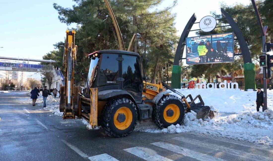Mardin Büyükşehir Belediyesi ekipleri, etkili olan yoğun kar yağışının ardından