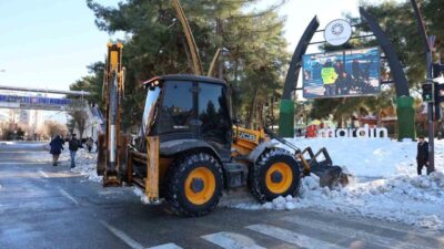 Mardin Büyükşehir Belediyesi ekipleri, etkili olan yoğun kar yağışının ardından