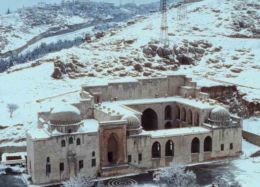 Mardin’in tarihi Kasımiye Medresesi, etkili olan yoğun kar yağışının ardından