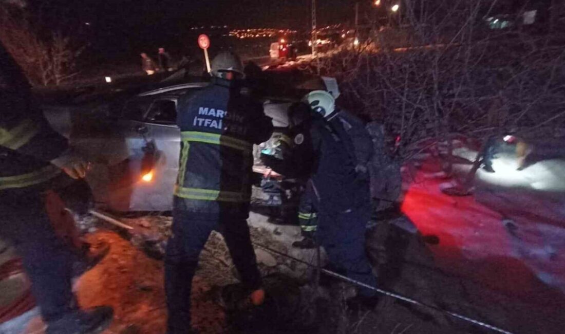 Mardin’in Artuklu ilçesinde otomobilin elektrik direğine çarpması sonucu meydana gelen
