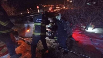 Mardin’in Artuklu ilçesinde otomobilin elektrik direğine çarpması sonucu meydana gelen