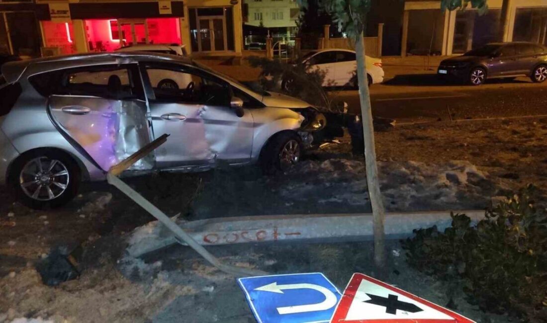 Mardin’de kontrolden çıkarak refüje çarpan otomobilin sürücüsü yaralandı. Olay, gece