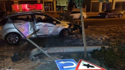 Mardin’de kontrolden çıkarak refüje çarpan otomobilin sürücüsü yaralandı. Olay, gece