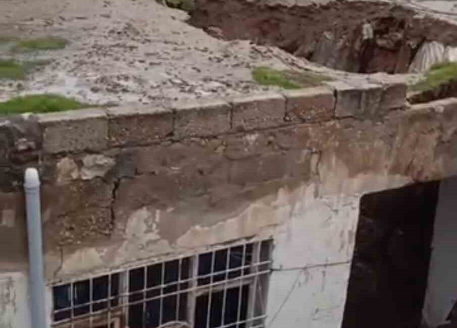 Mardin’in Kızıltepe ilçesinde etkili olan sağanak yağış nedeniyle kerpiç bir
