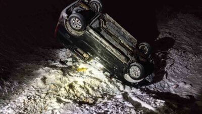 Mardin’in Midyat ilçesinde sürücüsünün kontrolünden çıkarak şarampole devrilen hafif ticari