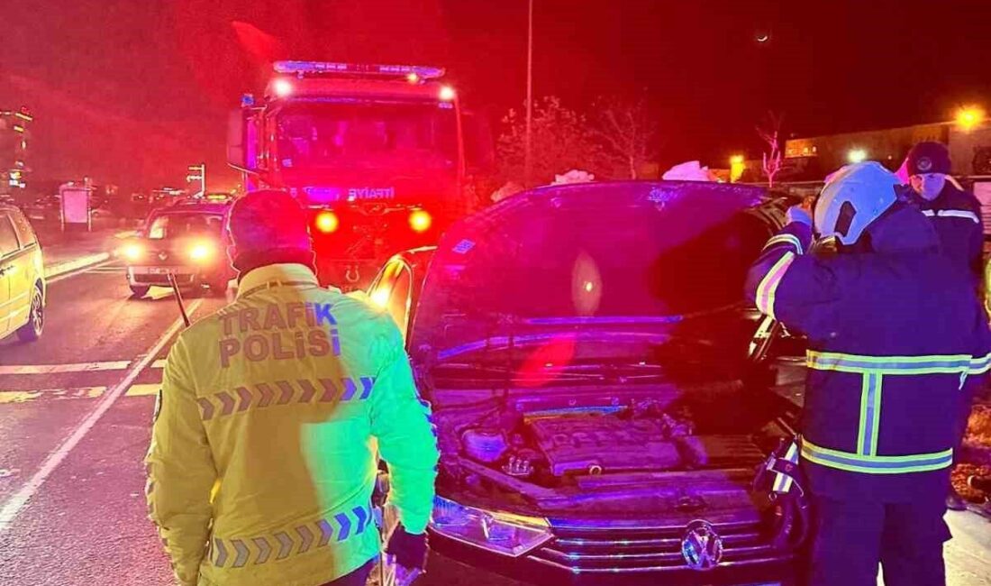 Mardin’in Kızıltepe ilçesinde seyir halindeyken alev alan otomobil, itfaiye ekiplerinin