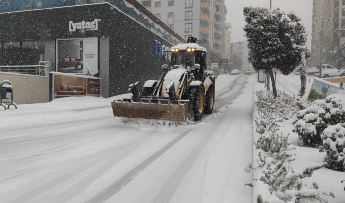 Mardin, son 10 yılın en yoğun kar yağışıyla mücadele ediyor.