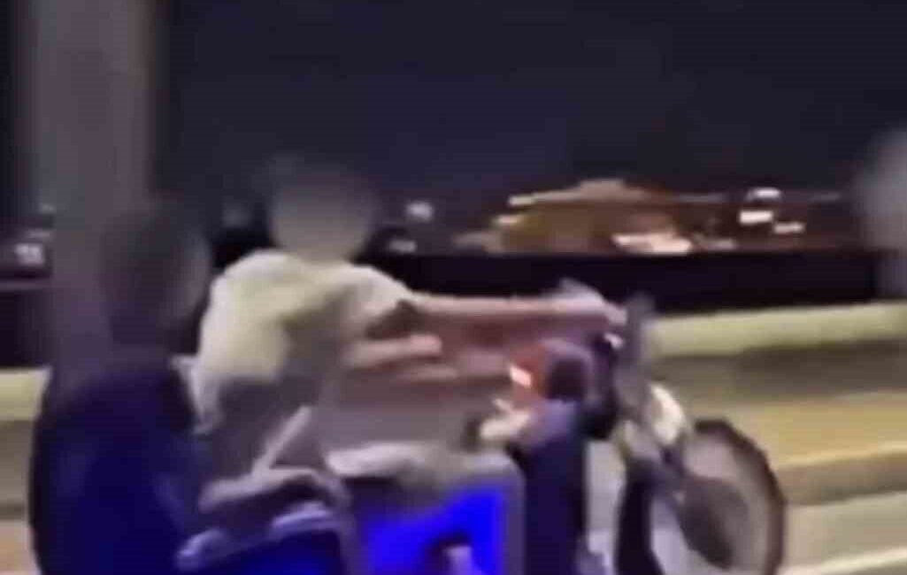 Mardin’in Kızıltepe ilçesinde motosikletin önünü kaldırarak tek teker üzerinde seyir