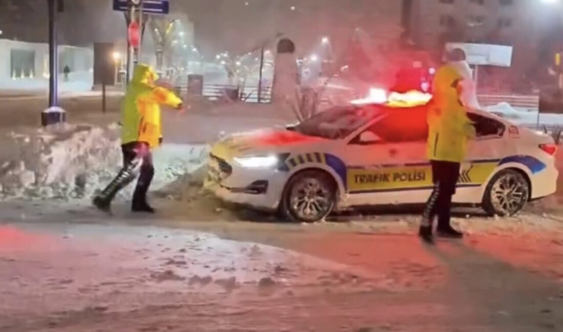 Mardin merkezde görev yapan trafik polisleri, akşam saatlerinde uygulama yaptıkları