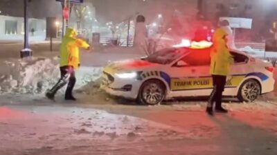 Mardin merkezde görev yapan trafik polisleri, akşam saatlerinde uygulama yaptıkları