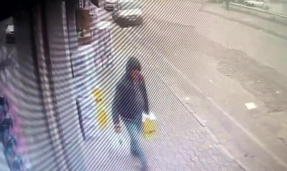 Hatay’da bir şahsın marketin önünde bulunan 2 bin TL değerinde