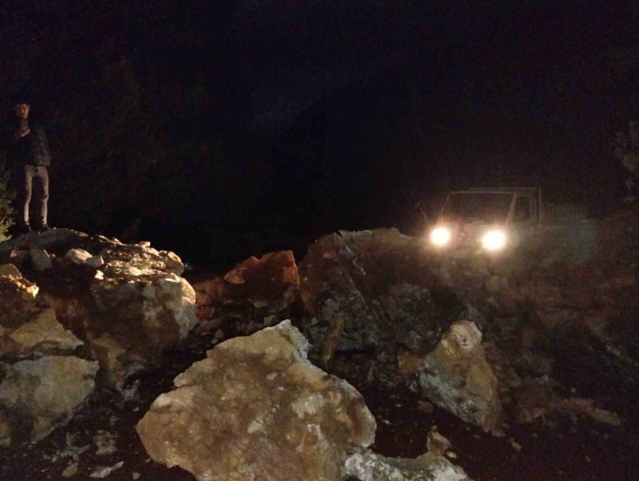 Marmaris’te sabah başlayan ve gece saatlerinde de etkisini gösteren sağanak