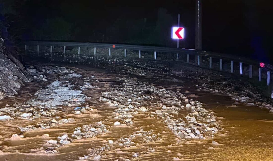 Muğla’nın Marmaris ilçesinde etkili olan sağanakla beraber yollar dereye dönerken,