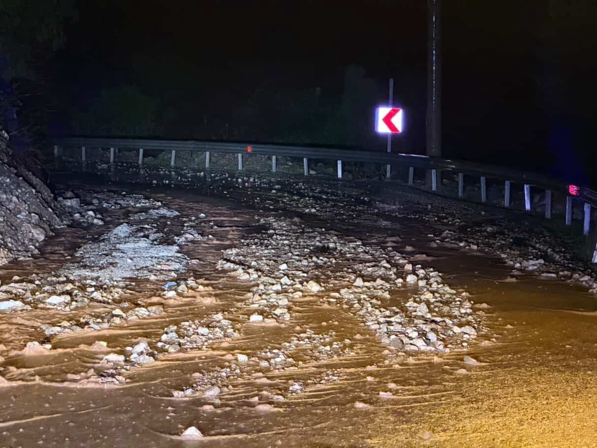 Muğla’nın Marmaris ilçesinde etkili olan sağanakla beraber yollar dereye dönerken,