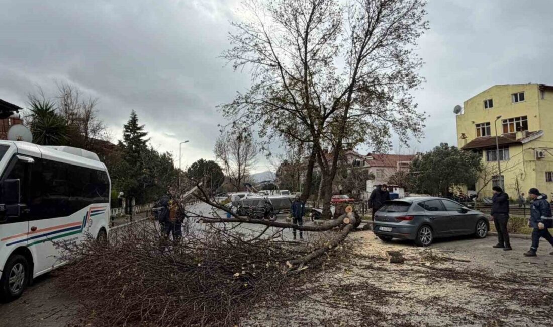 Muğla’nın Marmaris ilçesinde dün sabah saatlerinden bu yana etkili olan