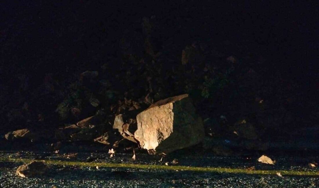 Muğla’nın Marmaris ilçesinde meydana gelen toprak kayması sonucu yol ulaşıma