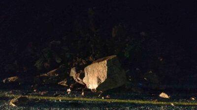 Muğla’nın Marmaris ilçesinde meydana gelen toprak kayması sonucu yol ulaşıma