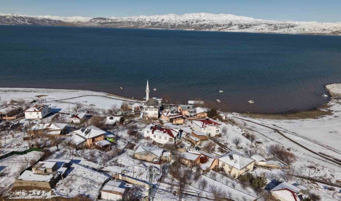 Elazığ’da Keban Baraj Gölü havzasında yer alan Aşağı İçme köyü,