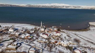 Elazığ’da Keban Baraj Gölü havzasında yer alan Aşağı İçme köyü,