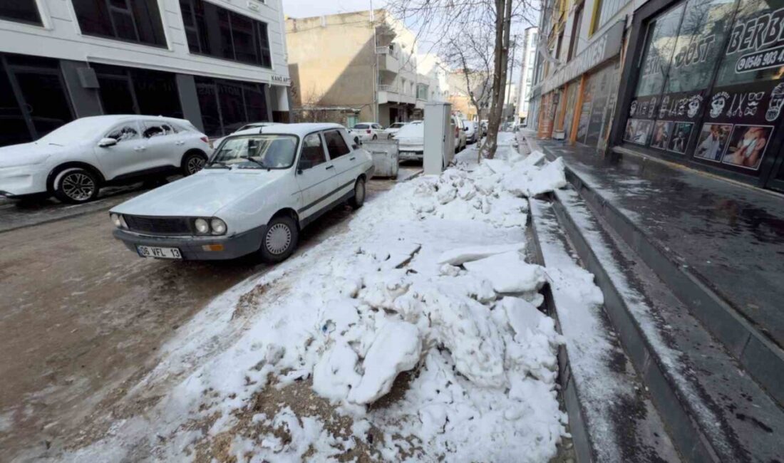Mardin’in Mazıdağı ilçesinde etkili olan yoğun kar yağışının üzerinden 15