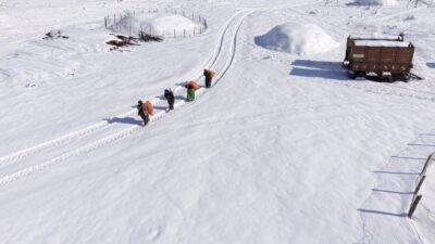 Mardin’in Mazıdağı ilçesinde etkili olan kar yağışı kırsal mahallelerde hayatı