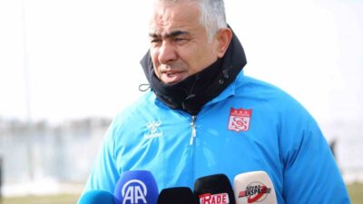 Özbelsan Sivasspor Teknik Direktörü Mehmet Altıparmak, Arnavut futbolcu Rey Manaj’ı