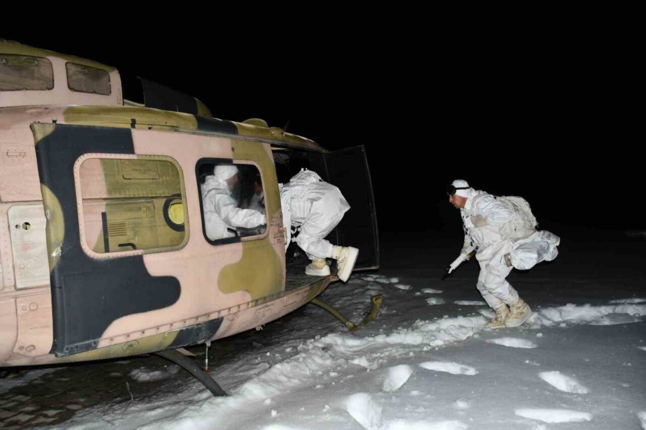 Milli Savunma Bakanlığı (MSB), Mehmetçiğin karlı arazide gerçekleştirdiği gece eğitimine