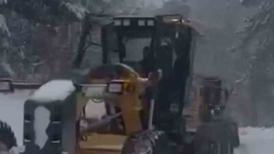 Bolu’nun Mengen ilçesinde etkili olan kar yağışı sonrası köy yollarında