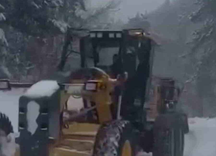 Bolu’nun Mengen ilçesinde etkili olan kar yağışı sonrası köy yollarında