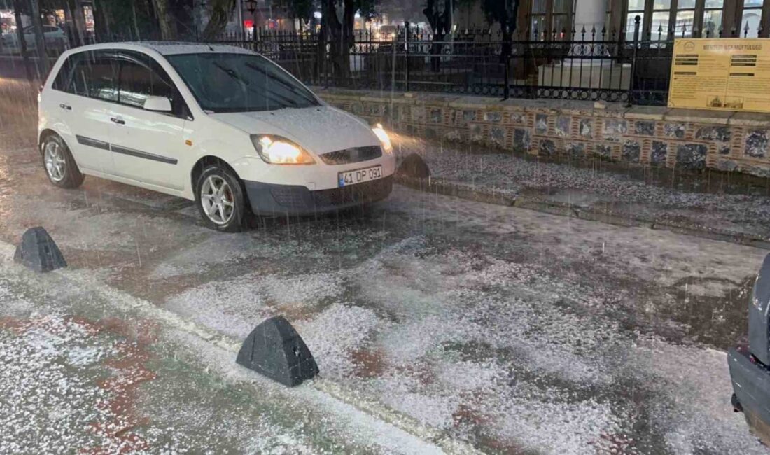 Muğla’nın Menteşe ilçesinde etkili olan sağanak ve dolu yağışı, yolları