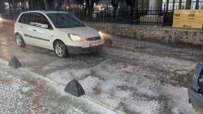 Muğla’nın Menteşe ilçesinde etkili olan sağanak ve dolu yağışı, yolları