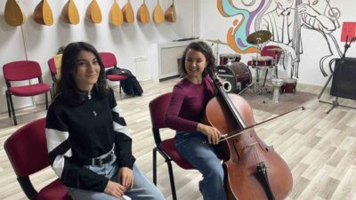 Muğla’nın Menteşe ilçesinde faaliyet gösteren Uluslararası Gençlik Merkezi, açtığı enstrüman