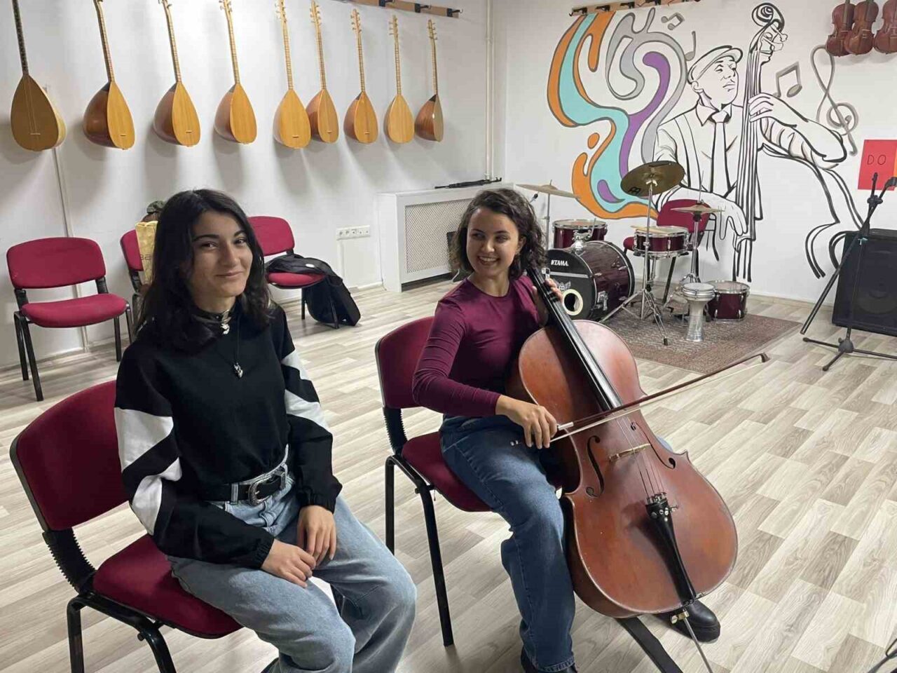 Muğla’nın Menteşe ilçesinde faaliyet gösteren Uluslararası Gençlik Merkezi, açtığı enstrüman