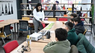 Mersin Büyükşehir Belediyesi’nin düzenlediği Empati Atölyeleri’nde, 11-14 yaş arası çocuklar