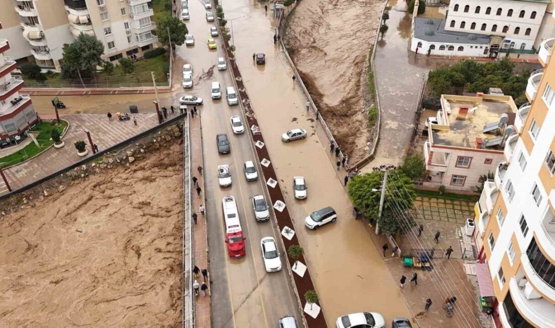 Mersin’de etkili olan kuvvetli yağış, kent genelinde olumsuzluklara neden olurken,