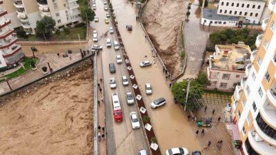 Mersin’de etkili olan kuvvetli yağış, kent genelinde olumsuzluklara neden olurken,