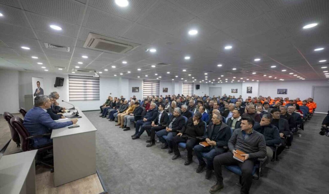 Mersin Büyükşehir Belediyesi, Erdemli’de düzenlediği bilgilendirme toplantısıyla muhtarlar ve site