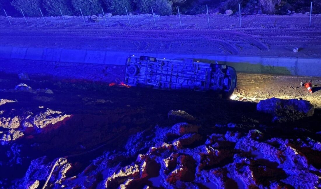 Mersin’in Erdemli ilçesinde otoyol şantiyesinde işçileri taşıyan minibüsün uçuruma yuvarlanması