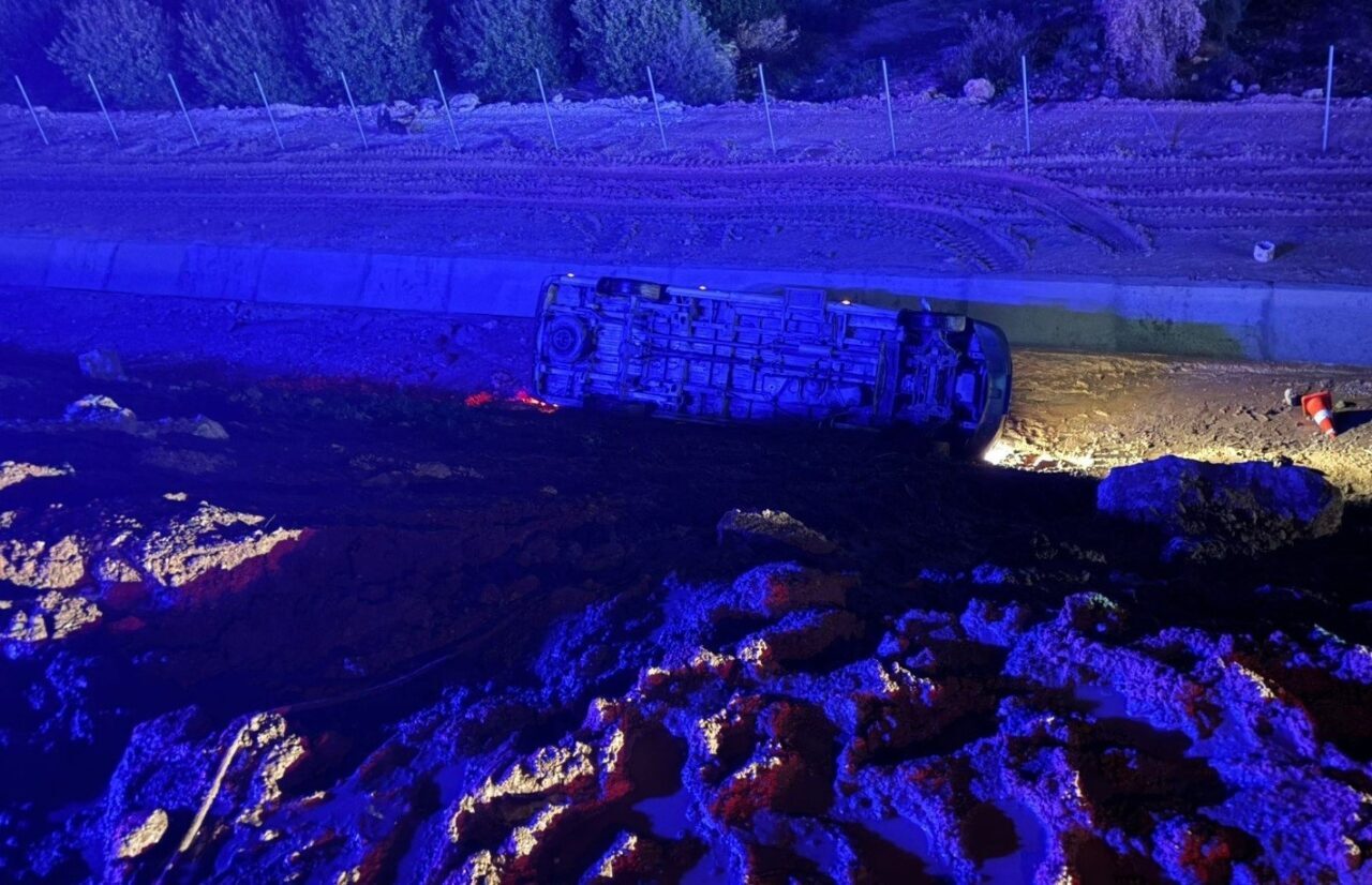 Mersin’in Erdemli ilçesinde otoyol şantiyesinde işçileri taşıyan minibüsün uçuruma yuvarlanması