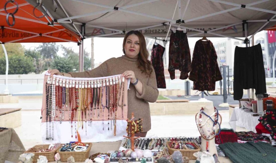 Mersin Büyükşehir Belediyesinin Çankaya Kent Meydanında kurduğu üretici kadın stantları,