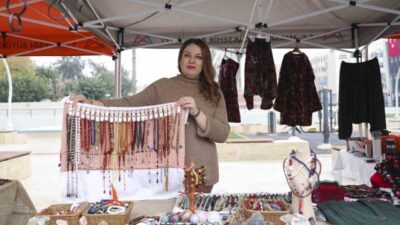 Mersin Büyükşehir Belediyesinin Çankaya Kent Meydanında kurduğu üretici kadın stantları,