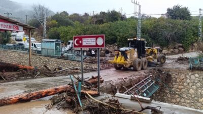 Mersin’de yaşanan sel felaketinin ardından sahaya çıkan ekipler, suyun tahliyesi