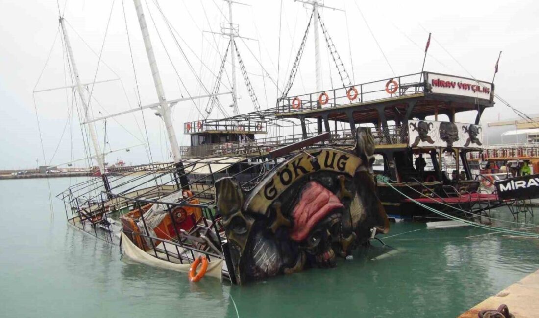Mersin’in Silifke ilçesinde etkili olan fırtına, balıkçı barınağında bağlı olan